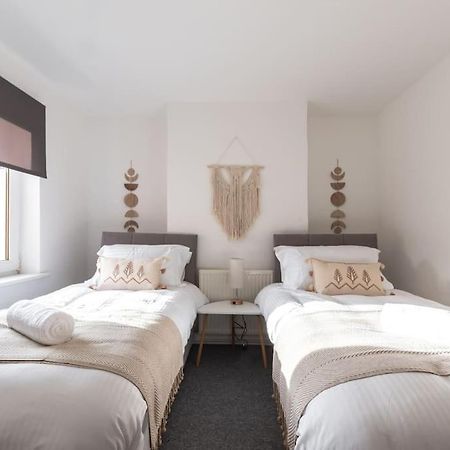 Beautiful 4 Bedroom House เรดดิ้ง ภายนอก รูปภาพ